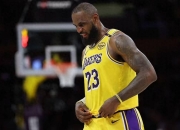 关于詹姆斯重返赛场，出色防守首场状态出色，日本队观众沸腾！热度持续攀升的信息