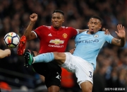 关于曼联大比分战胜对手，占据英超榜首位置的信息